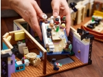 LEGO® Adult Friends Apartments 10292 erschienen in 2021 - Bild: 20