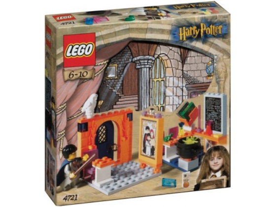 LEGO® Harry Potter Harry Potter: Hogwarts Klassenzimmer 4721 erschienen in 2001 - Bild: 1