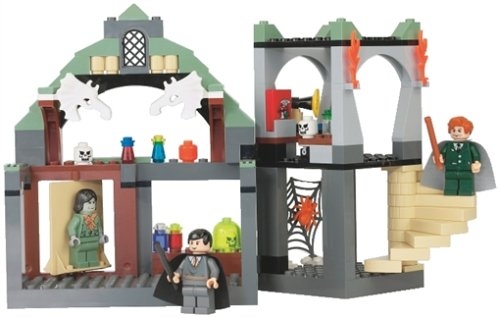 LEGO® Harry Potter Professor Lupin's Classroom 4752 released in 2004 - Image: 1